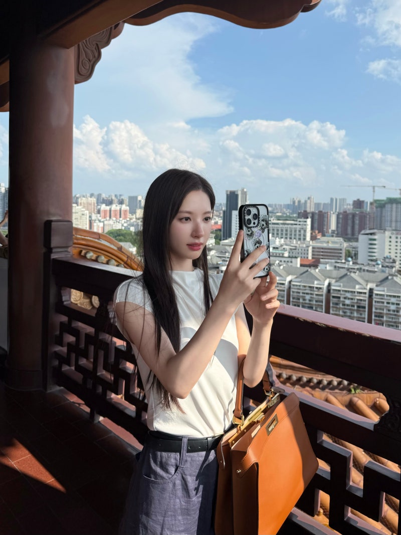 배우 김지연 여행 패션! 아이보리 톱 브라운 백 사복 코디 배우 김지연 여행 패션! 아이보리 톱 브라운 백 사복 코디