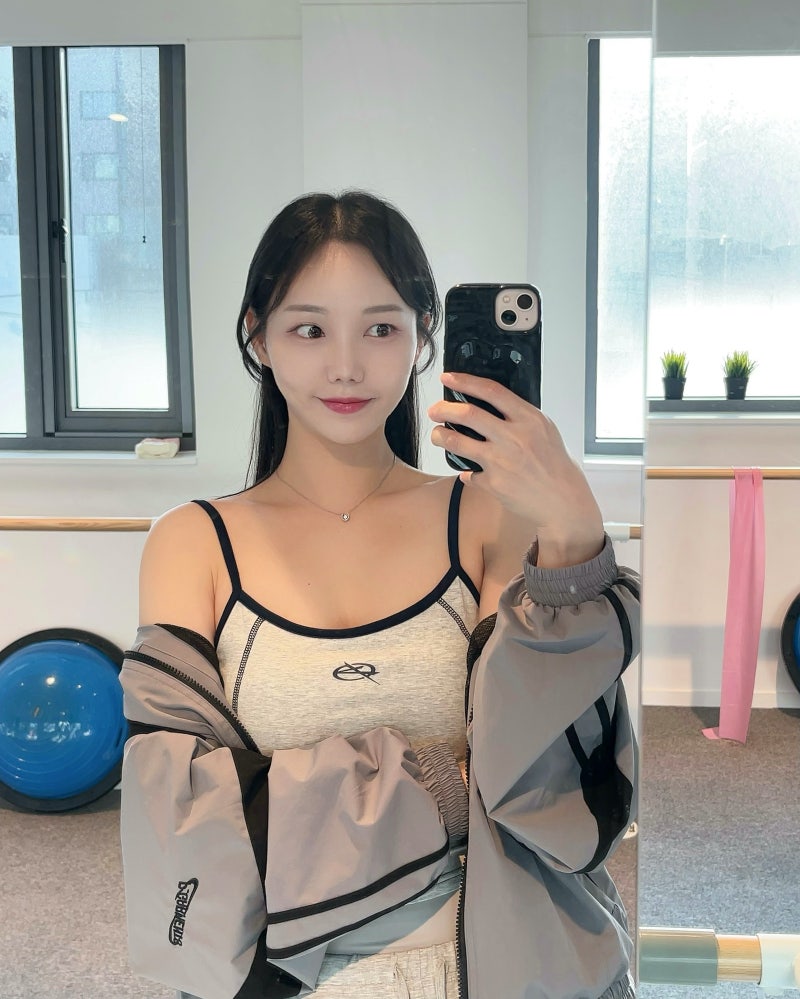 신수인 치어리더 크롭 티 조거 팬츠 애슬레저룩 블랙 스윔웨어 체크 셔츠 패션