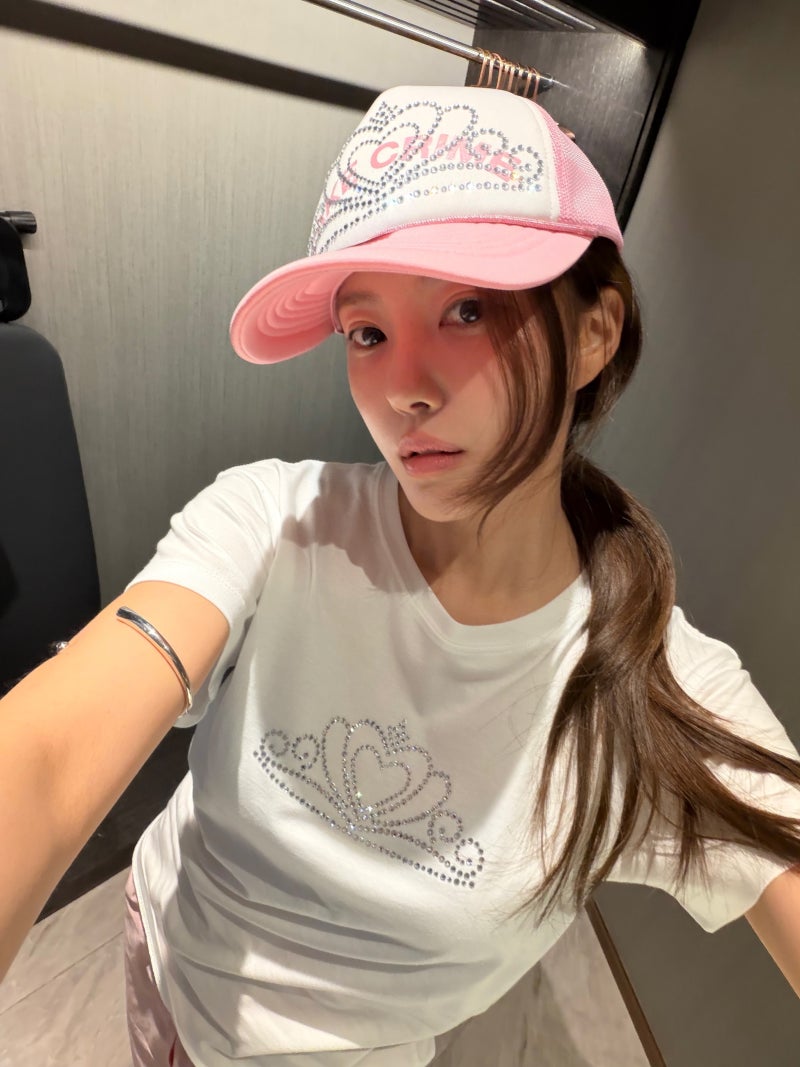 티아라 효민 Y2K 패션 핑크 트러커 캡 화이트 크롭 티셔츠 카고 쇼츠 코디
