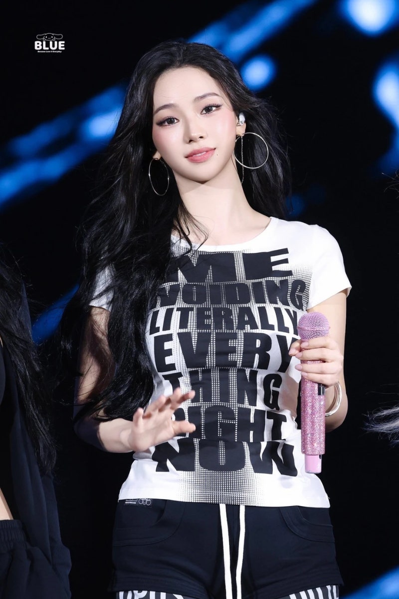 에스파 카리나 콘서트 패션 화이트 티부터 블랙 시스루 드레스까지 에스파 카리나 콘서트 패션 화이트 티부터 블랙 시스루 드레스까지