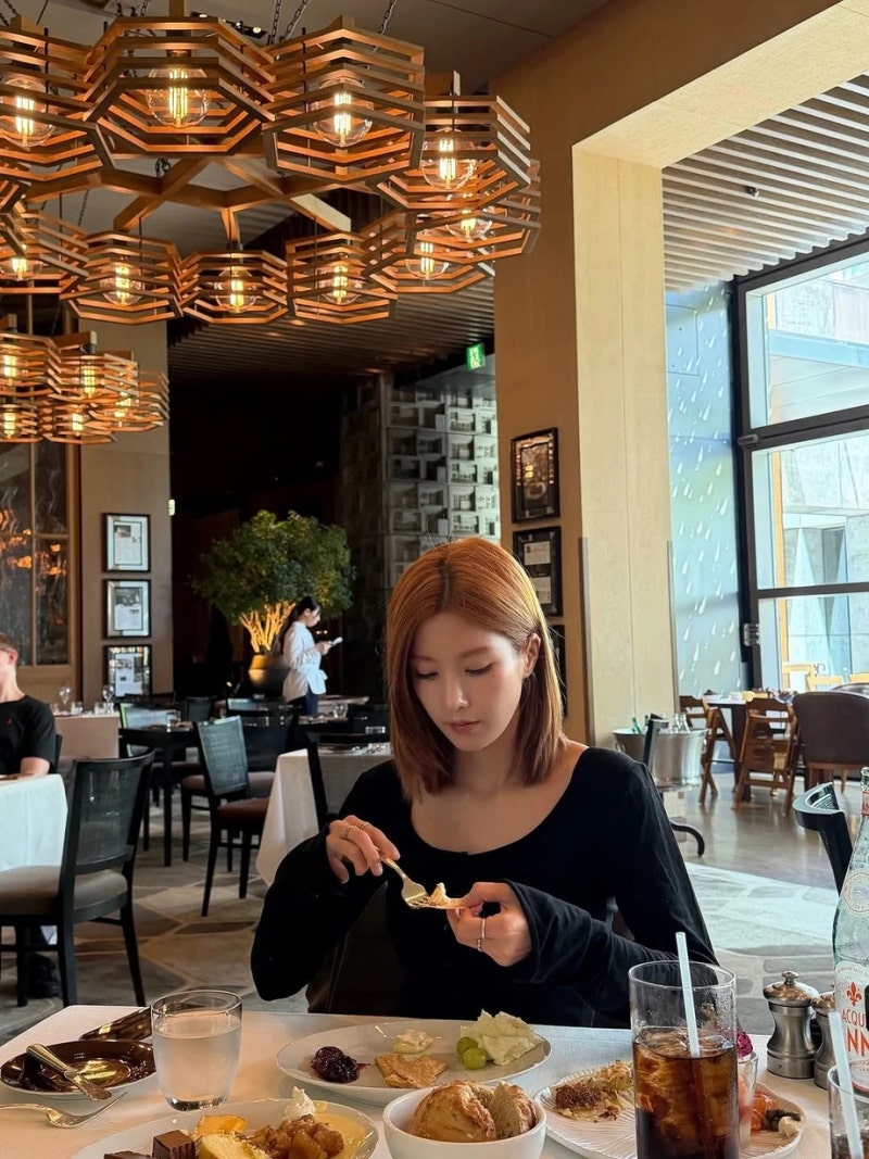 권은비 패션 블랙 스퀘어넥 톱과 데님 쇼츠 호텔 데일리룩
