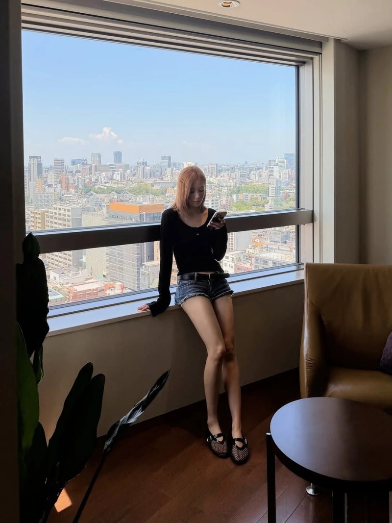 권은비 패션 블랙 스퀘어넥 톱과 데님 쇼츠 호텔 데일리룩