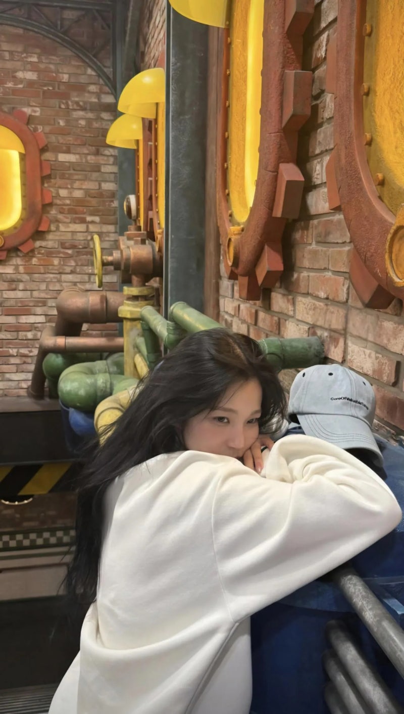 프로미스나인 백지헌 패션 데님 셔츠와 화이트 후디 꾸안꾸 사복 코디