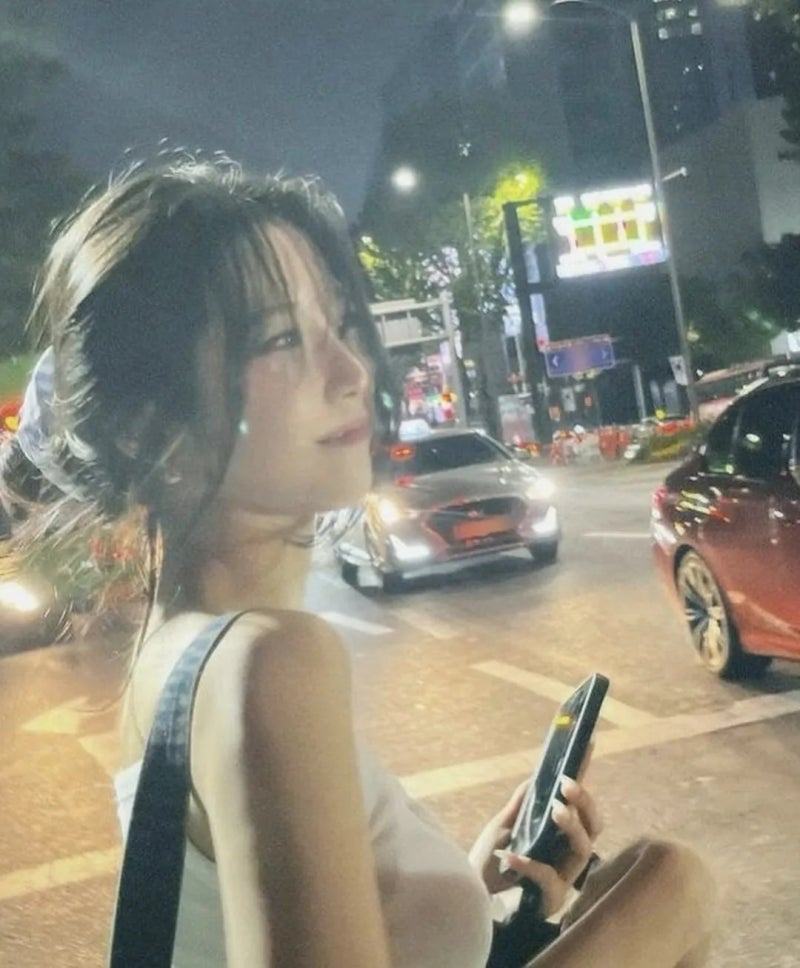 프로미스나인 백지헌 패션 데님 셔츠와 화이트 후디 꾸안꾸 사복 코디