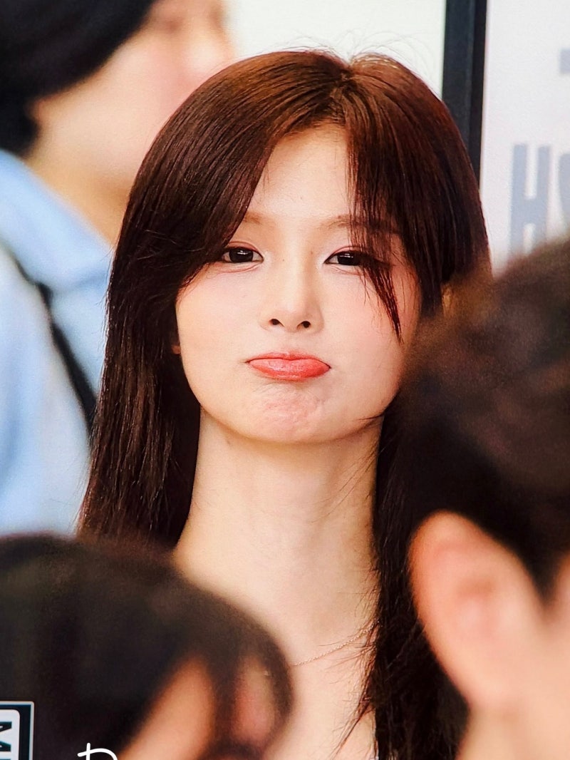 엔믹스 설윤 김포공항 화이트 블라우스 공항패션