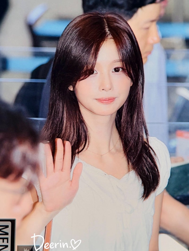 엔믹스 설윤 스퀘어넥 블라우스 골드 목걸이 착용 모습