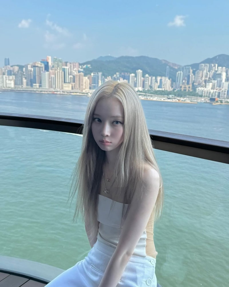 에스파 윈터 패션: 차콜 데님 튜브톱과 올화이트 셋업 코디