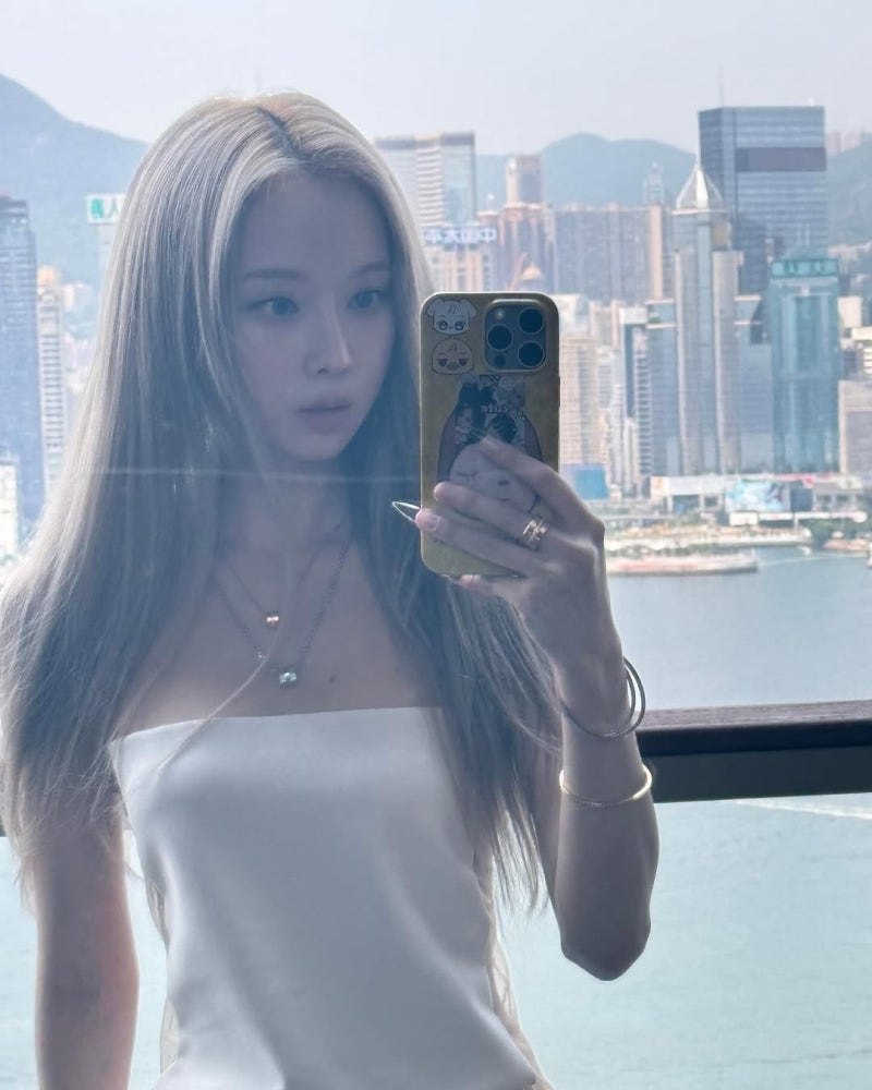 에스파 윈터 패션: 차콜 데님 튜브톱과 올화이트 셋업 코디