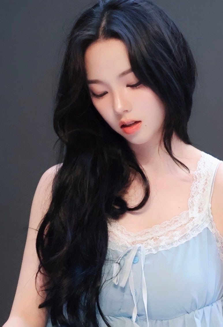 에스파 카리나 패션: 베이비블루 레이스 슬립과 셔츠 레이어드 코디