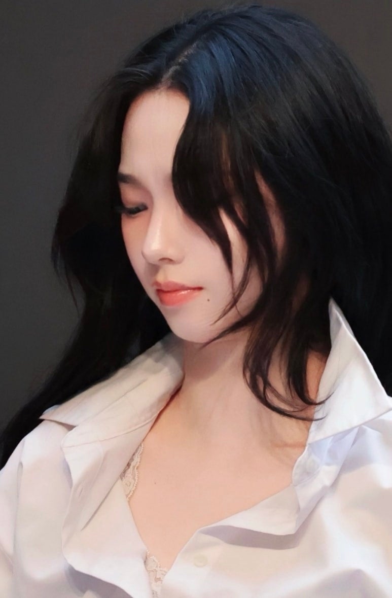 에스파 카리나 패션: 베이비블루 레이스 슬립과 셔츠 레이어드 코디