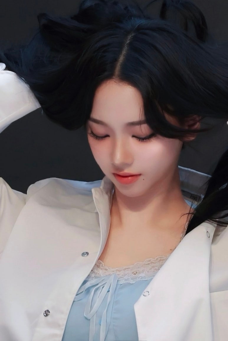 에스파 카리나 패션: 베이비블루 레이스 슬립과 셔츠 레이어드 코디