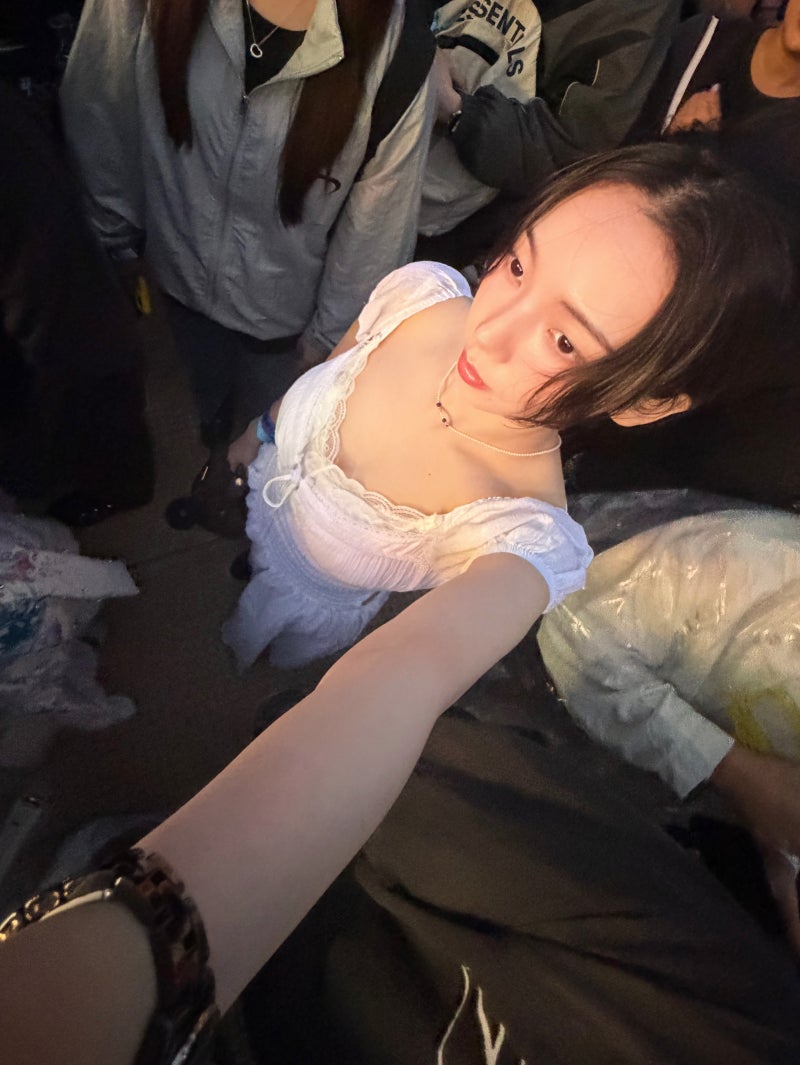 에스파 카리나 패션: 화이트 셔링 투피스와 노란 우비 페스티벌 룩