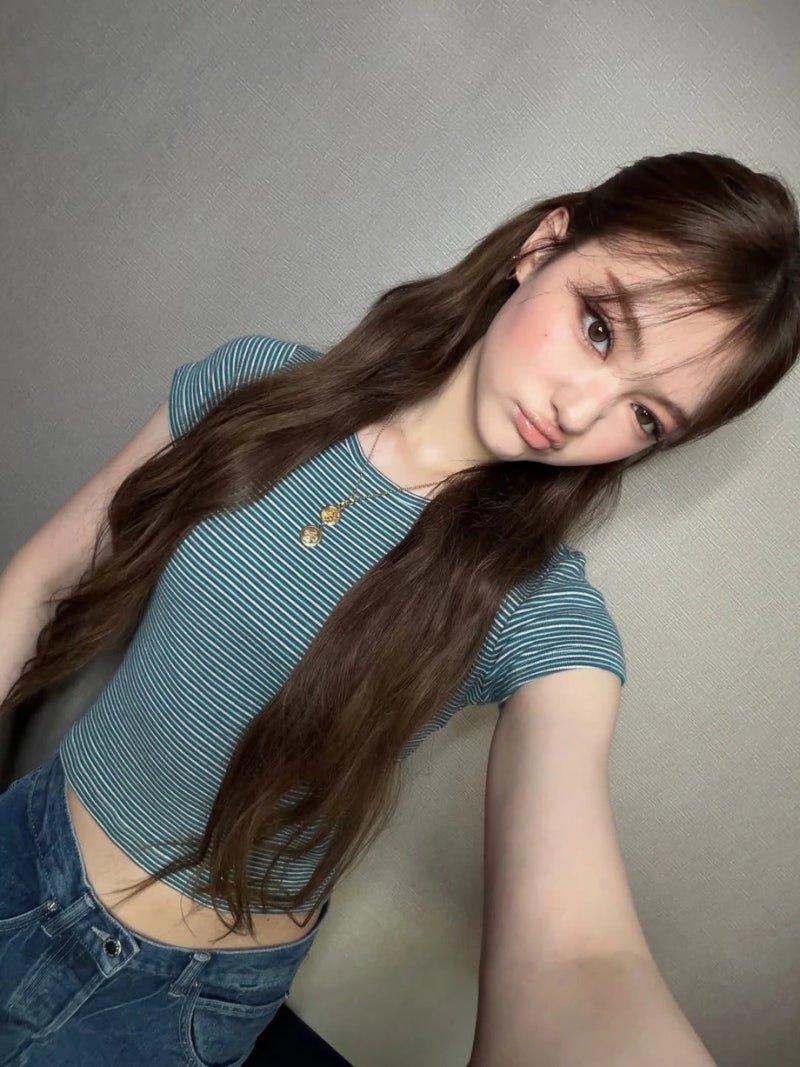 미야오 엘라 패션: 스트라이프 크롭티와 로우라이즈 데님 Y2K 룩 미야오 엘라 패션: 스트라이프 크롭티와 로우라이즈 데님 Y2K 룩