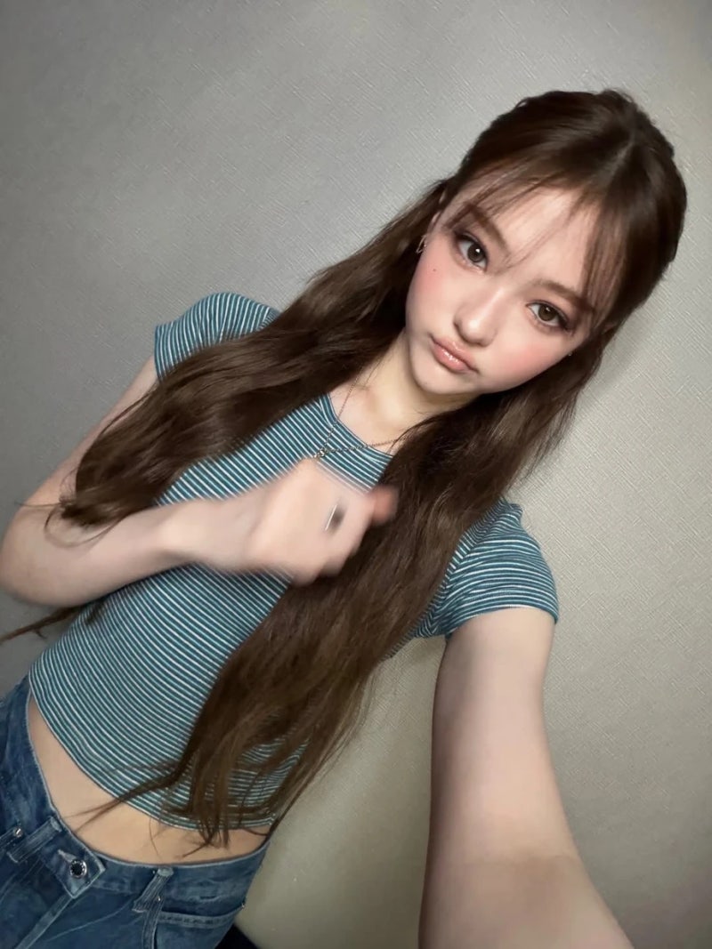 미야오 엘라 패션: 스트라이프 크롭티와 로우라이즈 데님 Y2K 룩