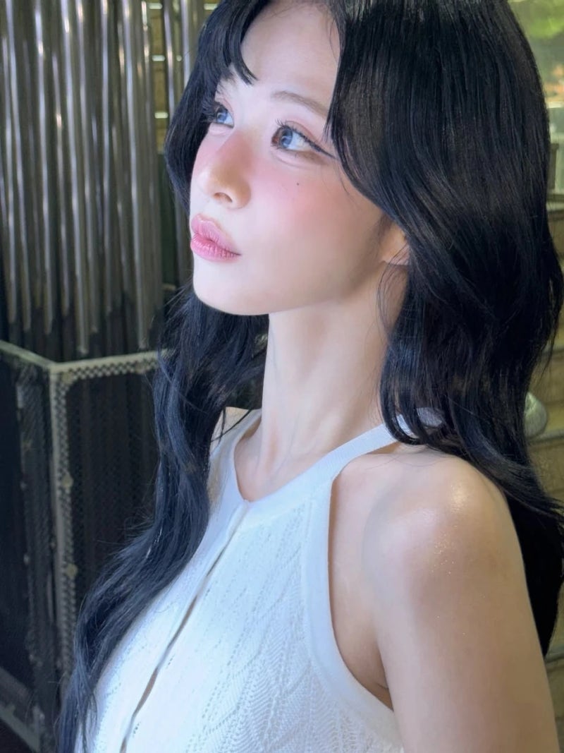 프로미스나인 이채영 패션: 플라워 드레스부터 홀터넥까지 청순 글래머 룩
