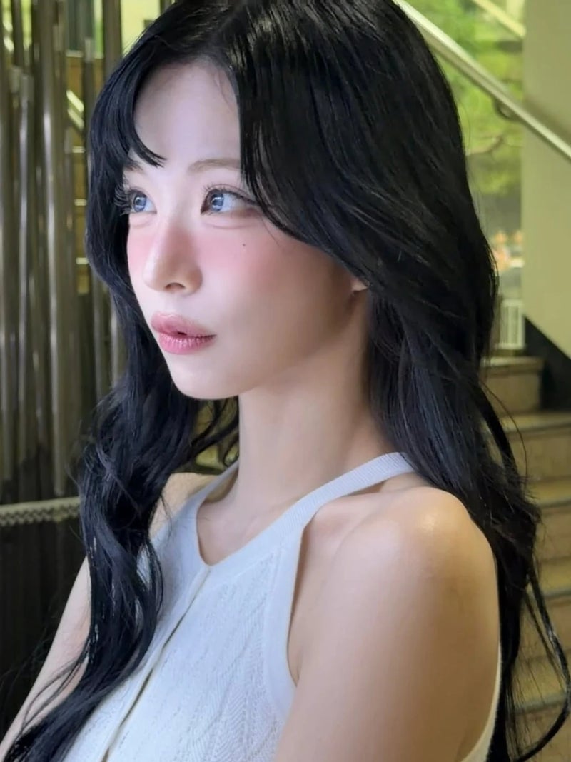 프로미스나인 이채영 패션: 플라워 드레스부터 홀터넥까지 청순 글래머 룩