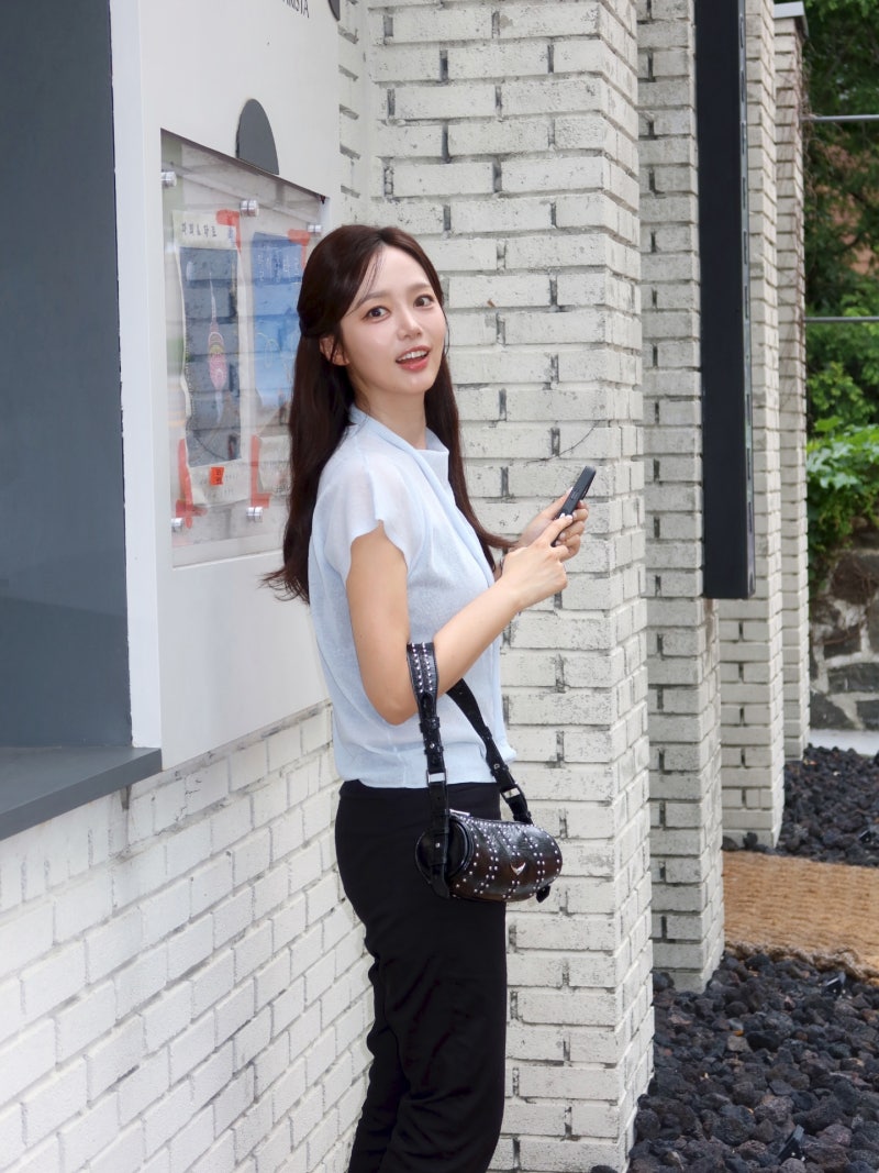 조서연 아나운서 패션: 블루 원피스부터 수영복·데님룩 총정리