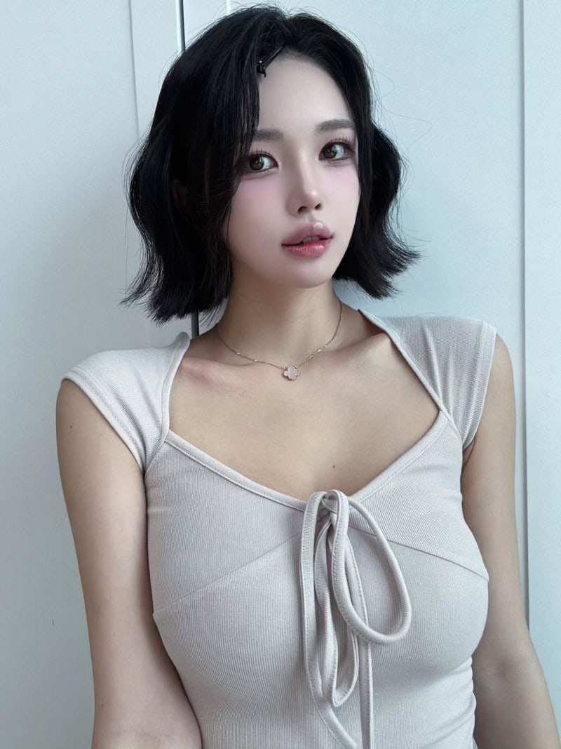 전 치어리더 윤영서 패션: 숏컷 비주얼의 러플 톱부터 레드 수영복까지