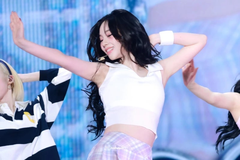 에스파 카리나 패션: 화이트 크롭 탑과 핑크 체크로 완성한 하이틴 룩
