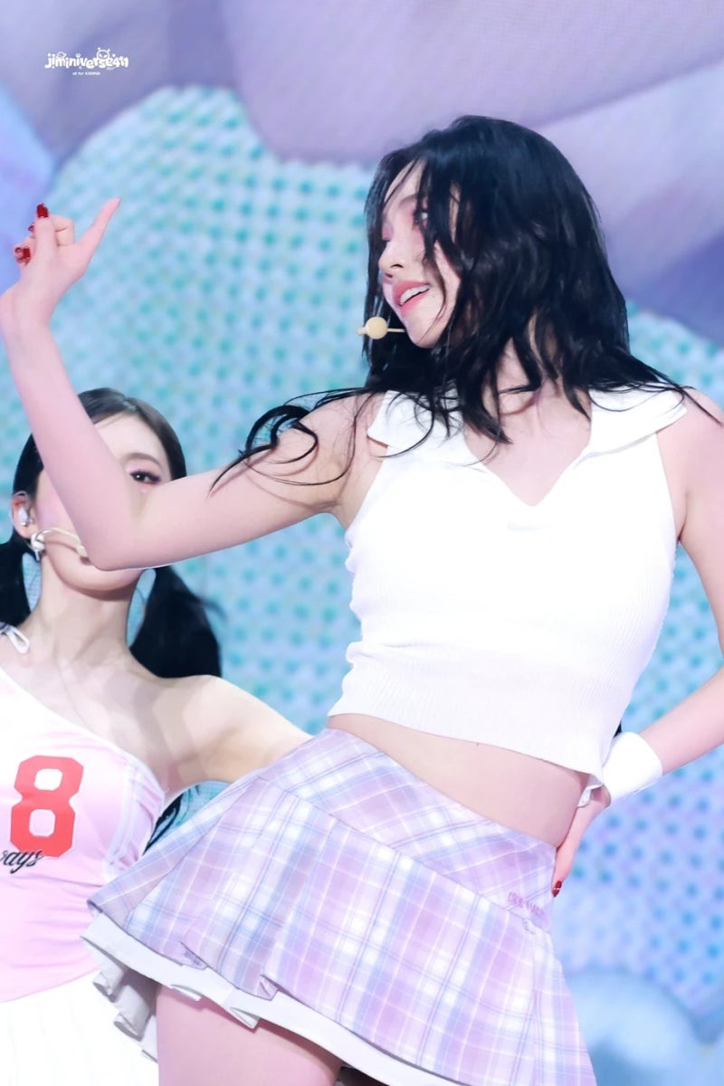 에스파 카리나 패션: 화이트 크롭 탑과 핑크 체크로 완성한 하이틴 룩