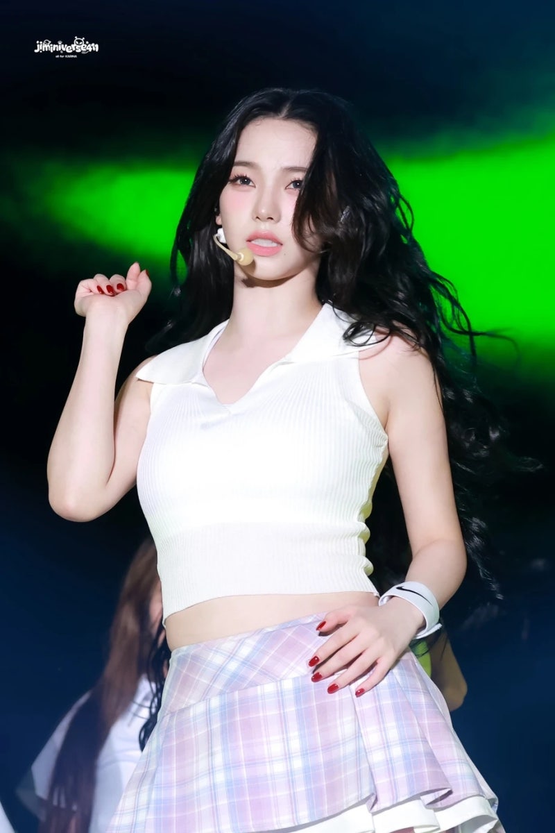 에스파 카리나 패션: 화이트 크롭 탑과 핑크 체크로 완성한 하이틴 룩