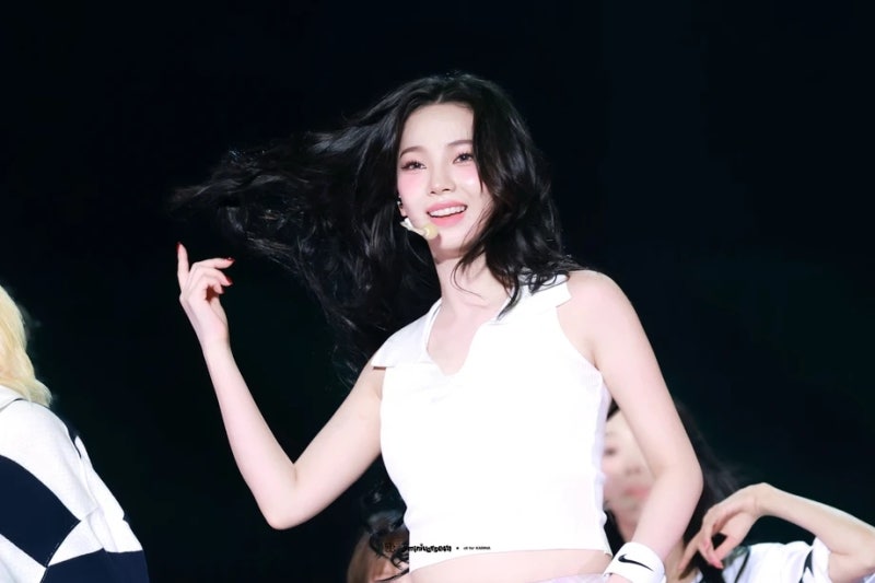에스파 카리나 패션: 화이트 크롭 탑과 핑크 체크로 완성한 하이틴 룩