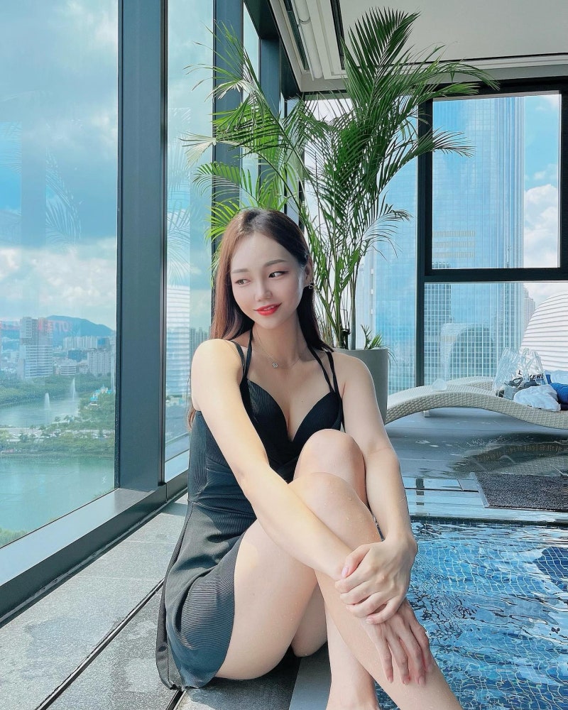 전 치어리더 신수인 데일리룩: 크롭 티부터 스씸웨어까지 패션 총정리