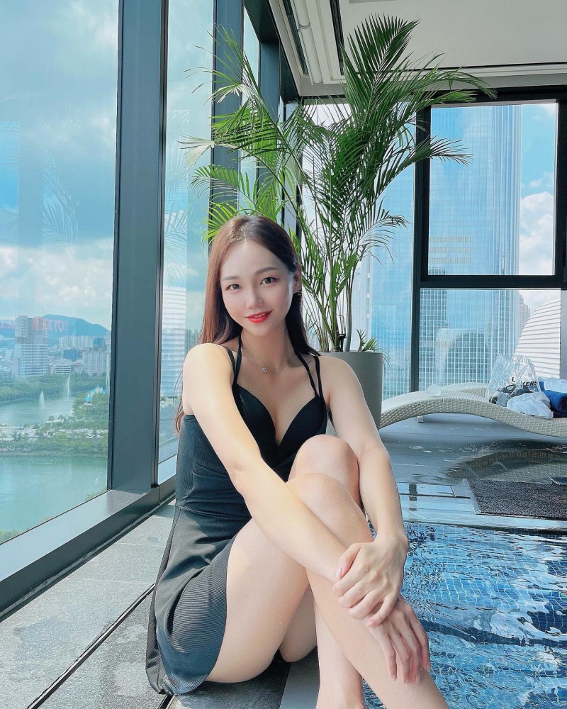 전 치어리더 신수인 데일리룩: 크롭 티부터 스씸웨어까지 패션 총정리