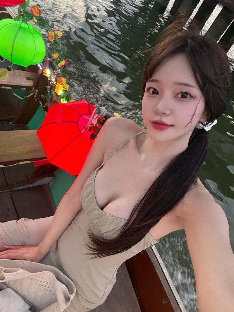 박민정 여행룩 분석: 슬립 원피스로 연출한 청순 글래머 스타일링 박민정 여행룩 분석: 슬립 원피스로 연출한 청순 글래머 스타일링