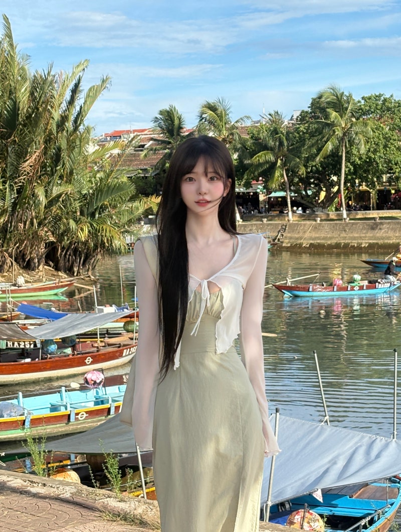 박민정 여행룩 분석: 슬립 원피스로 연출한 청순 글래머 스타일링