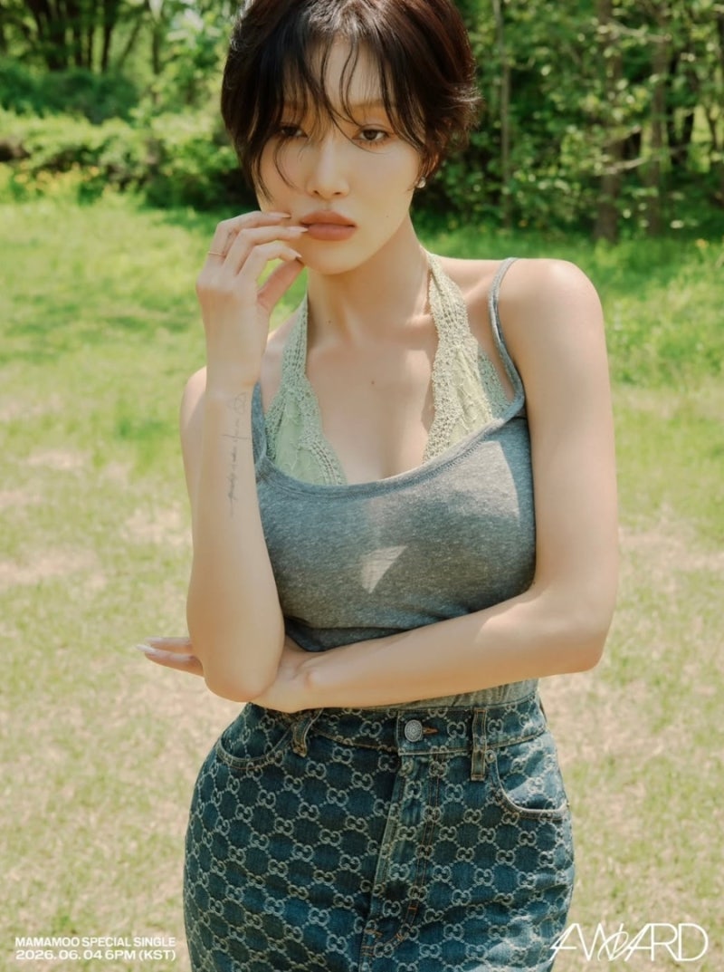 마마무 화사 패션 분석: 화이트 튜브톱과 숏컷 반전 여행룩