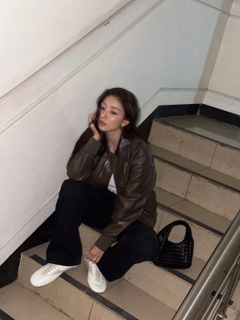 트와이스 지효 사복, 브라운 레더 재킷으로 완성한 시크한 가을 코디