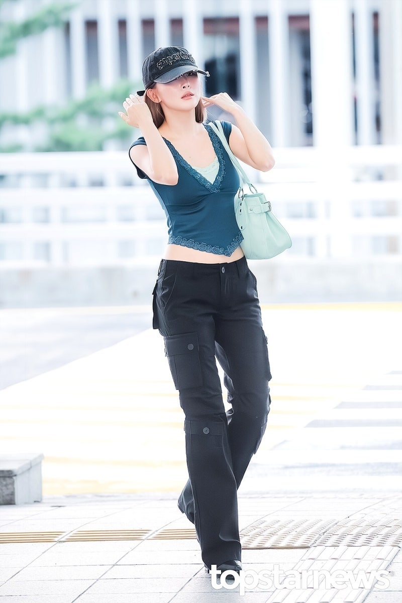 레드벨벳 슬기 패션, 블루 레이스 크롭탑으로 보여준 여름 공항룩