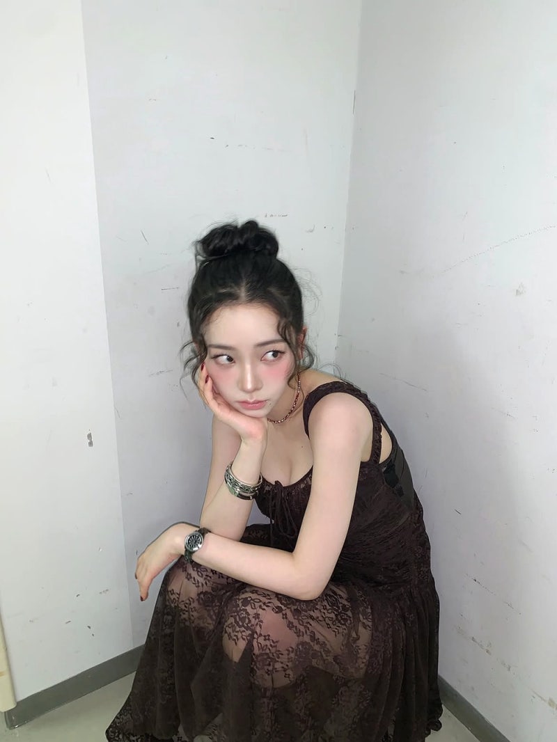 에스파 카리나 원피스 코디, 브라운 레이스 드레스로 완성한 우아한 패션 에스파 카리나 원피스 코디, 브라운 레이스 드레스로 완성한 우아한 패션
