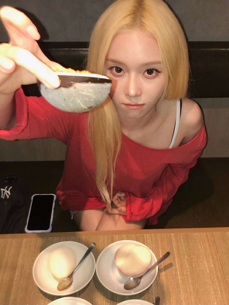 금발도 찰떡인 에스파 윈터 레드 원피스로 완성한 반전 데일리룩