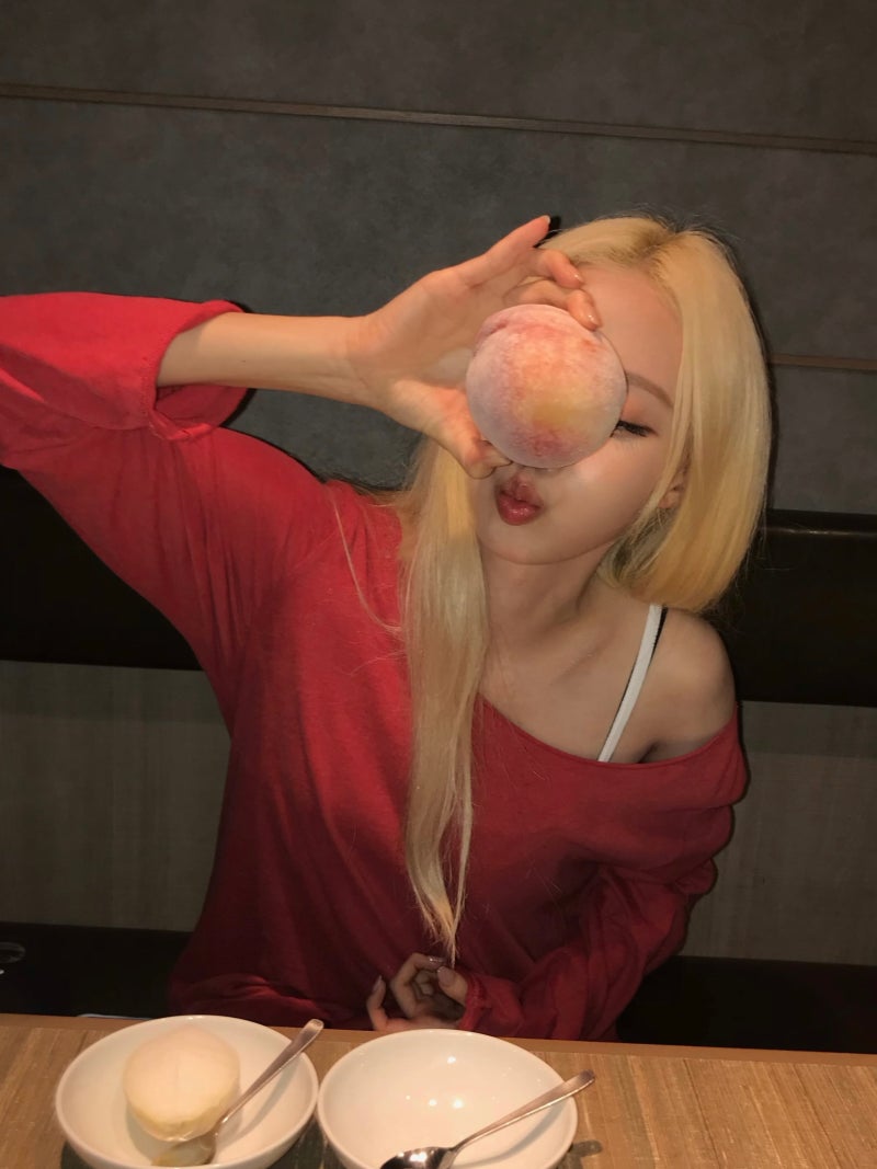금발도 찰떡인 에스파 윈터 레드 원피스로 완성한 반전 데일리룩
