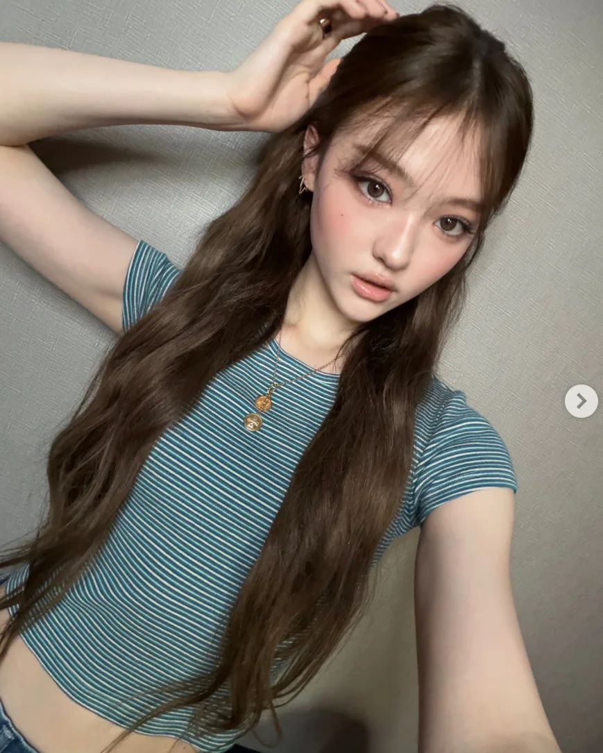 미야오 엘라 패션: 스트라이프 크롭티와 로우라이즈 데님 Y2K 룩