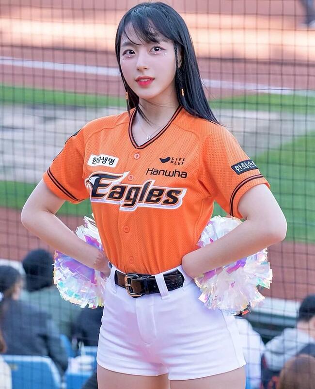 대세 치어리더 하지원, 야구장 밝히는 상큼 발랄 룩 대세 치어리더 하지원, 야구장 밝히는 상큼 발랄 룩