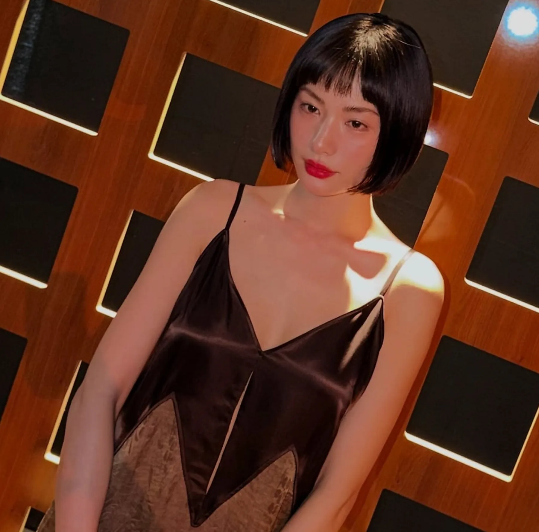 배우 나나 단발 레드립 패션! 페라가모 슬립 드레스 착장 배우 나나 단발 레드립 패션! 페라가모 슬립 드레스 착장