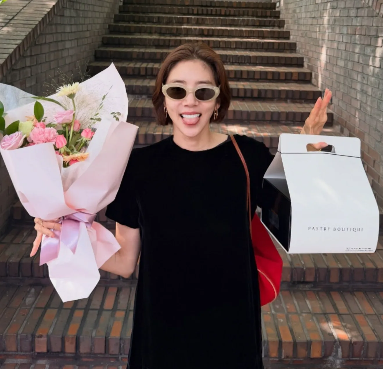 손담비 생일 일상 올블랙 패션 레드 백팩 코디
