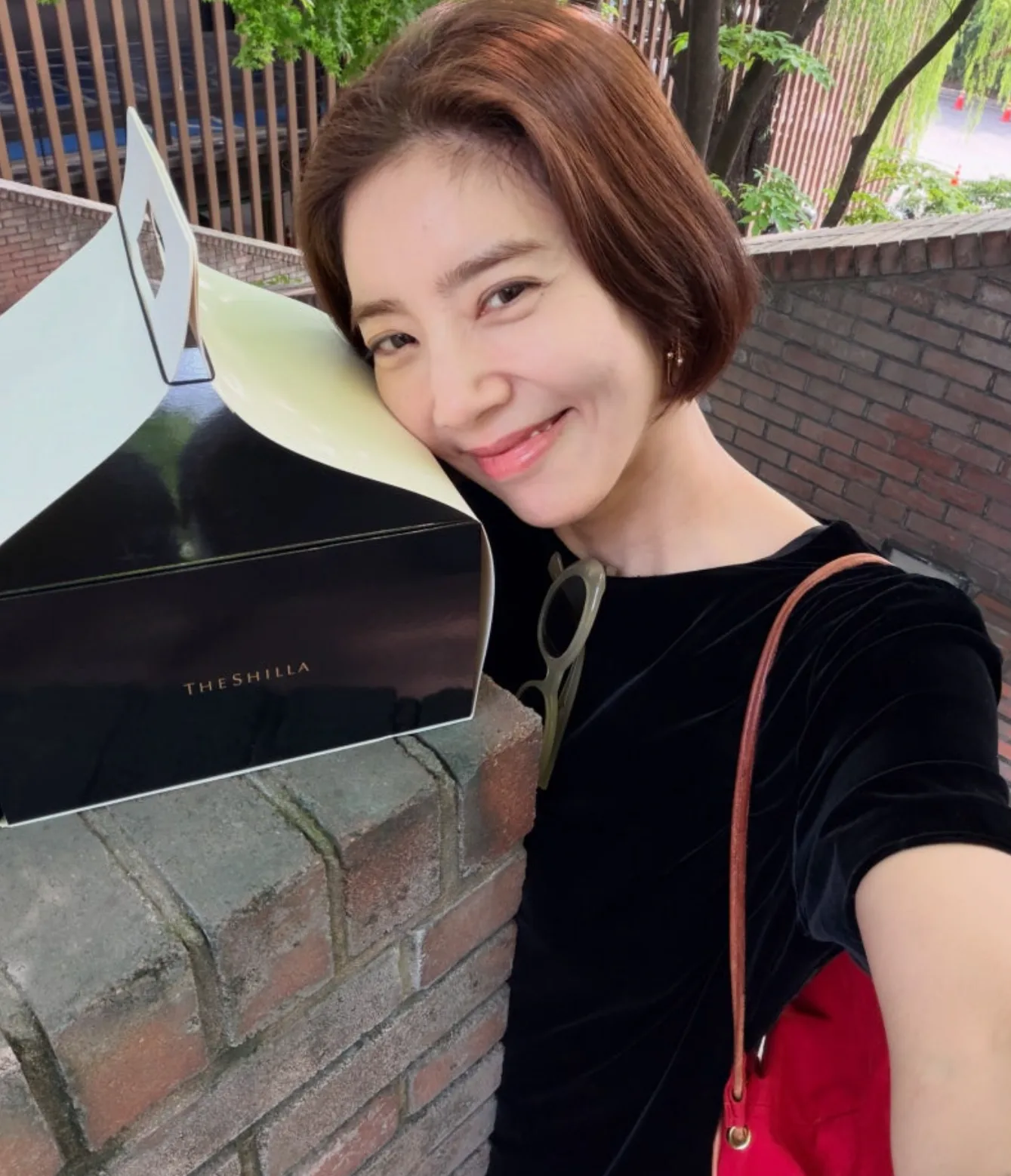 손담비 생일 일상 올블랙 패션 레드 백팩 코디