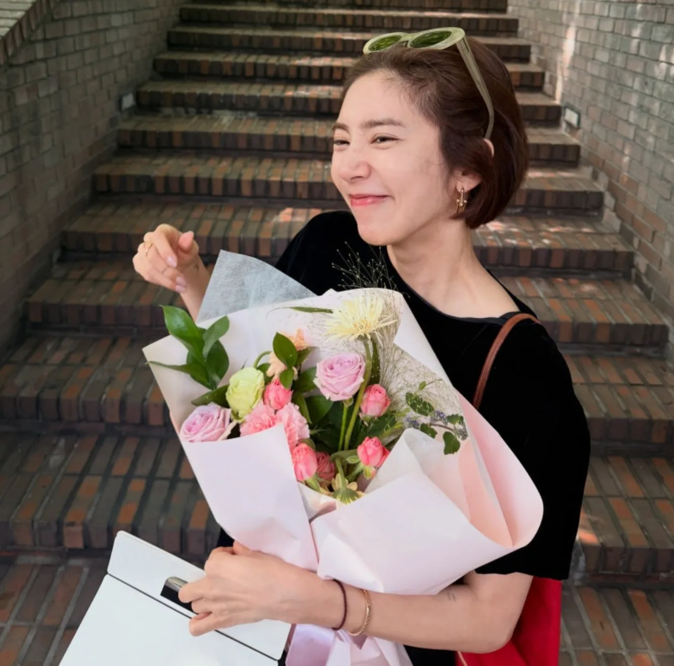 손담비 생일 일상 올블랙 패션 레드 백팩 코디