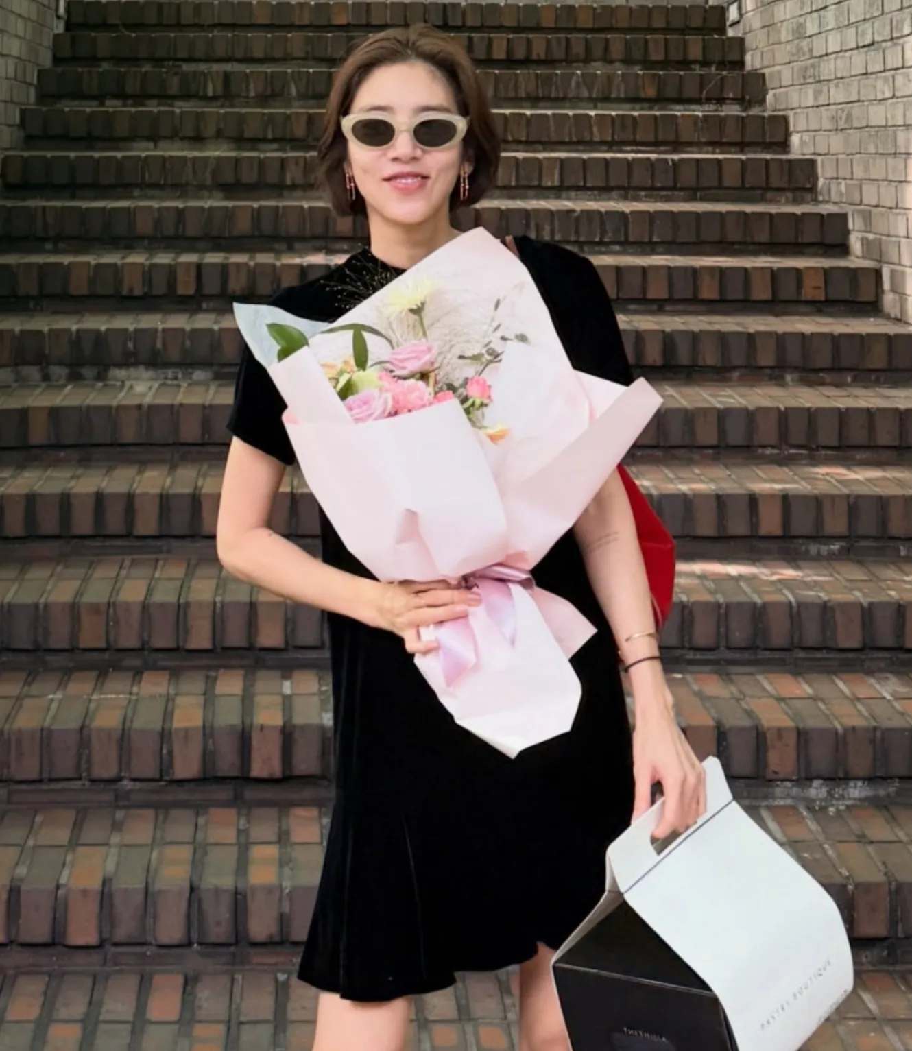 손담비 생일 일상 올블랙 패션 레드 백팩 코디