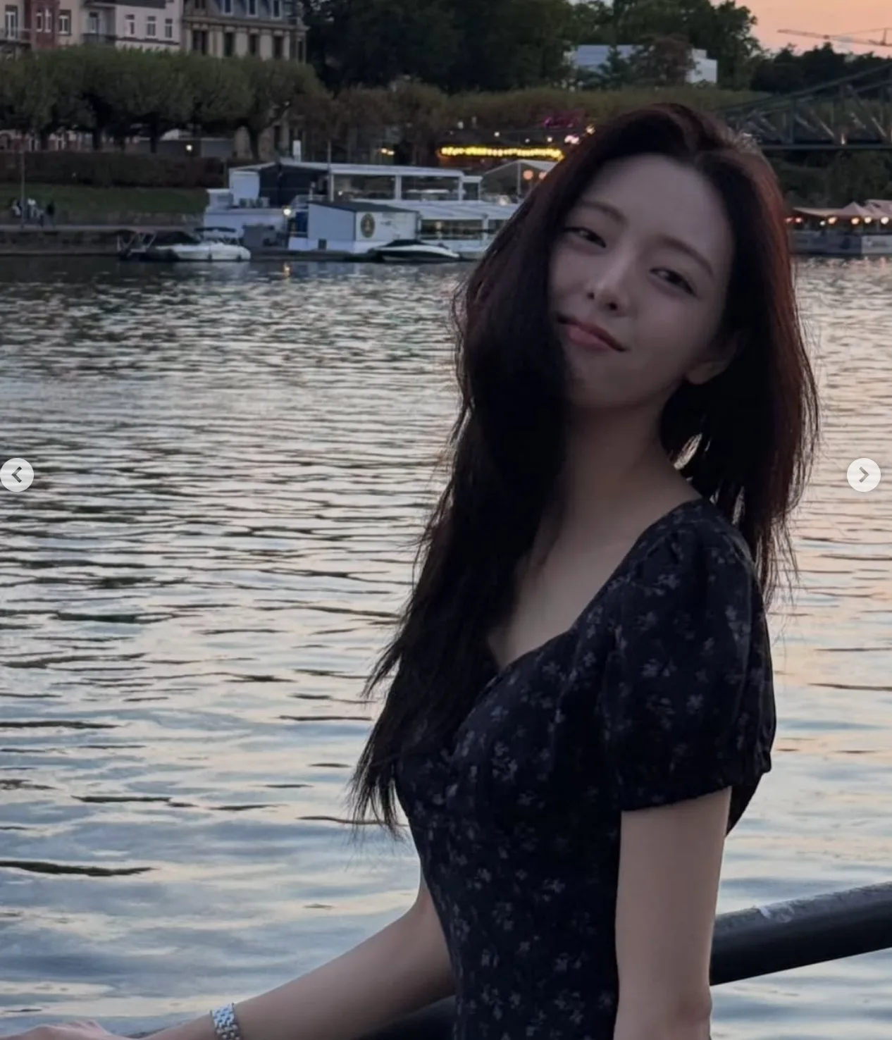 있지 유나 독일 프랑크푸르트 여행룩 플라워 원피스