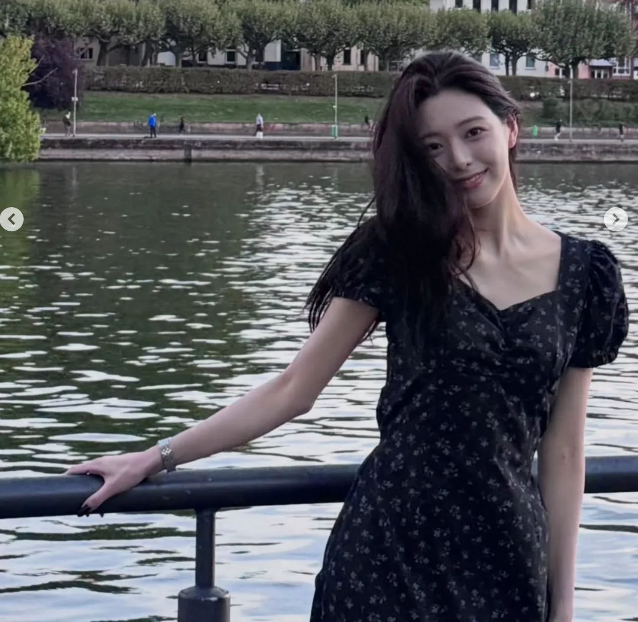 있지 유나 독일 프랑크푸르트 여행룩 플라워 원피스