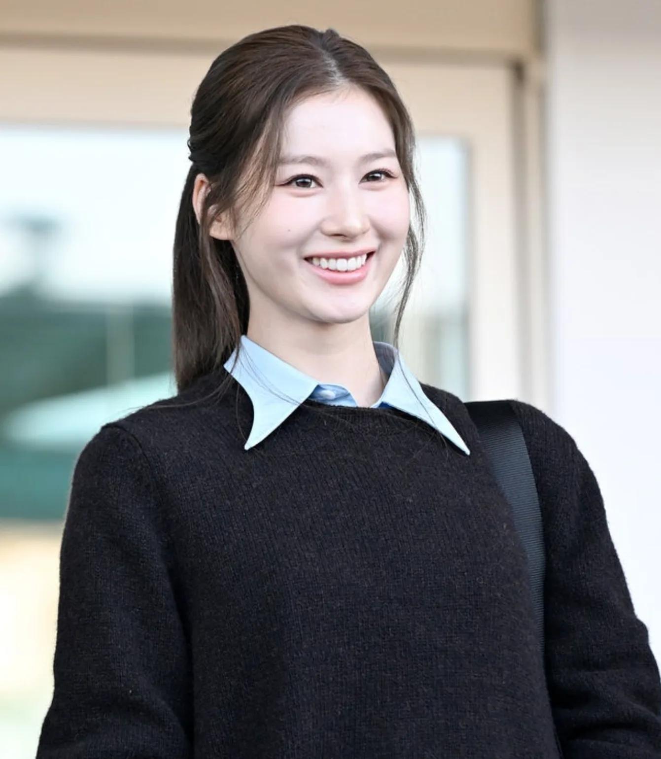 트와이스 사나 밀라노 출국 프라다 프레피룩 공항패션