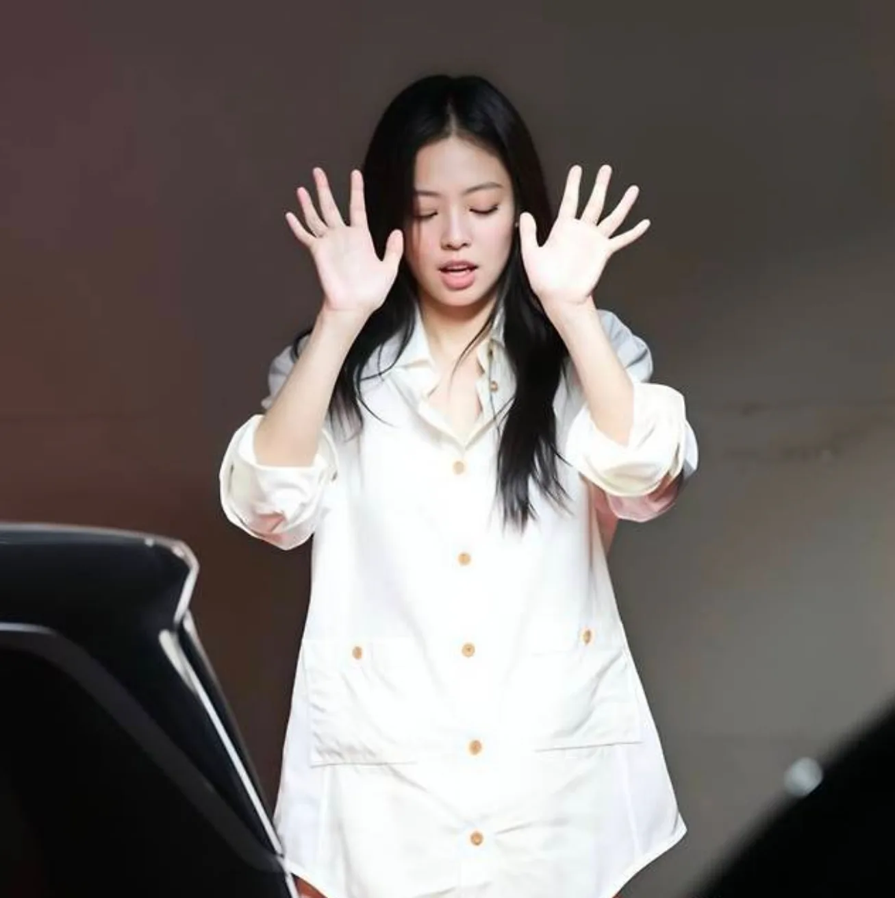 제니 고윤정 샤넬 패션! 천만원대 스커트 비율 착시 논란 제니 고윤정 샤넬 패션! 천만원대 스커트 비율 착시 논란