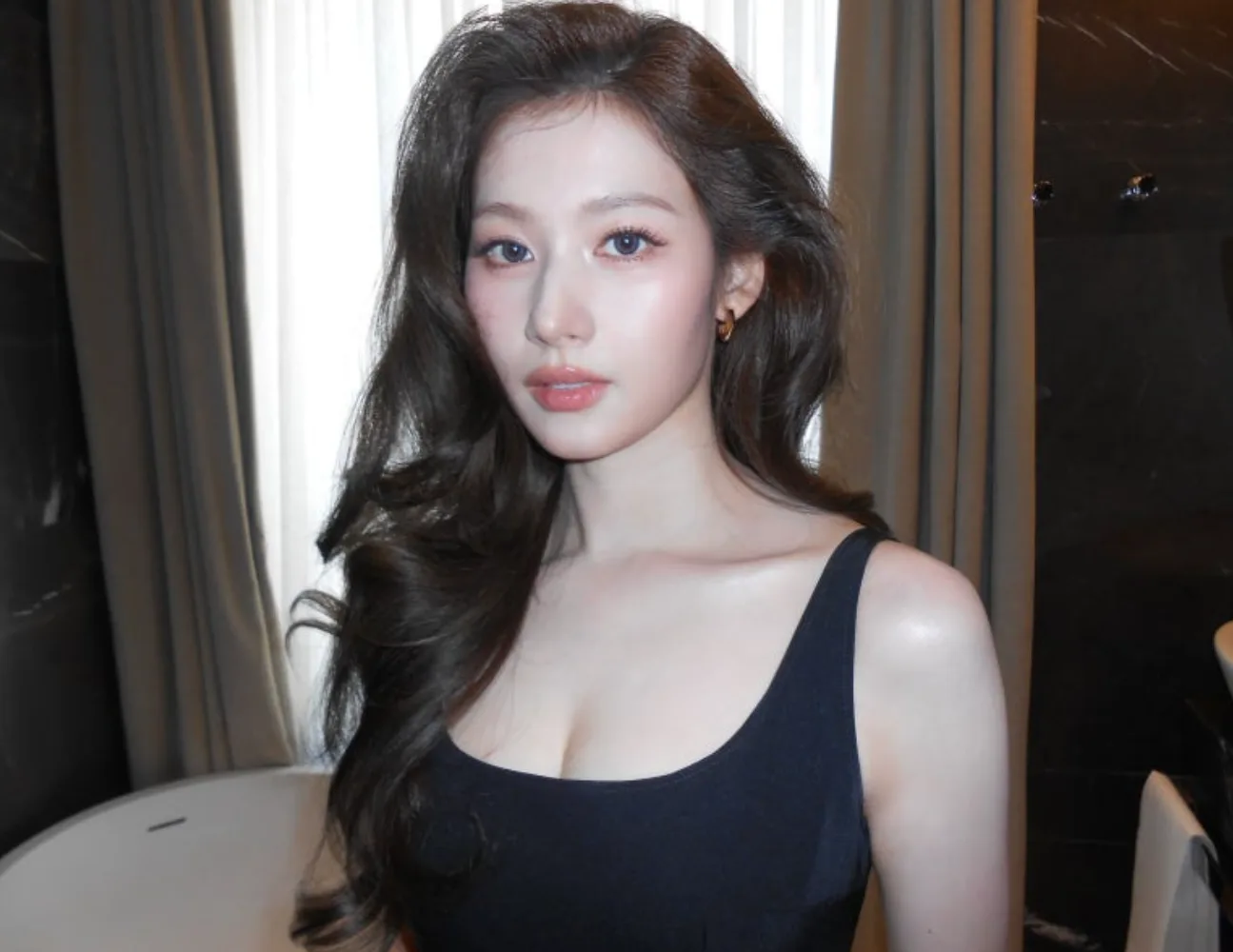 트와이스 사나 프라다 패션쇼! 단정한 블랙 원피스 하객룩 코디 트와이스 사나 프라다 패션쇼! 단정한 블랙 원피스 하객룩 코디