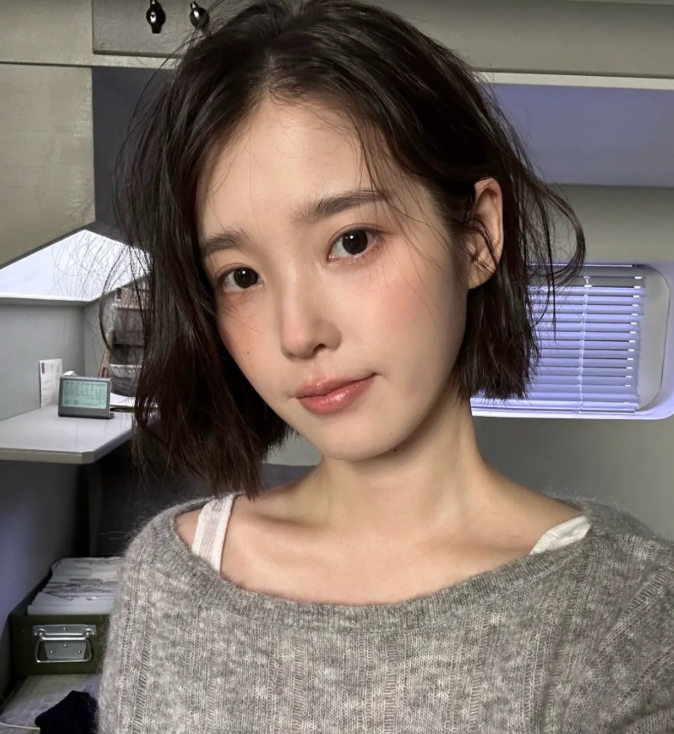 아이유 단발 패션! 제임스펄스 니트 세잔 가디건 가을 코디 아이유 단발 패션! 제임스펄스 니트 세잔 가디건 가을 코디