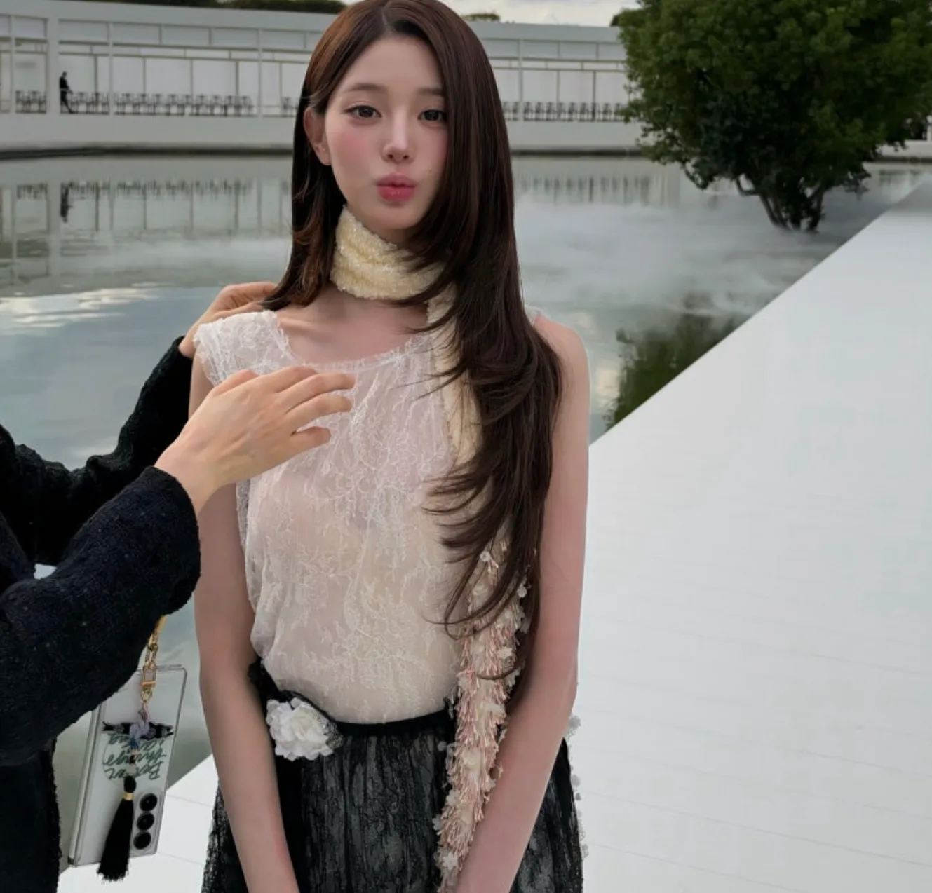 장원영 디올 아이보리 레이스 톱 리본 스카프 블랙 시스루 레이스 롱스커트 패션